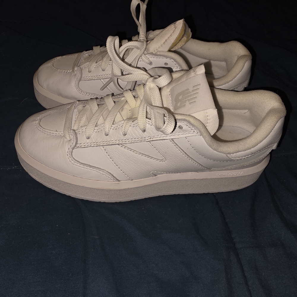 New Balance UnisecWhite Sneakers - Picture 4 of 9